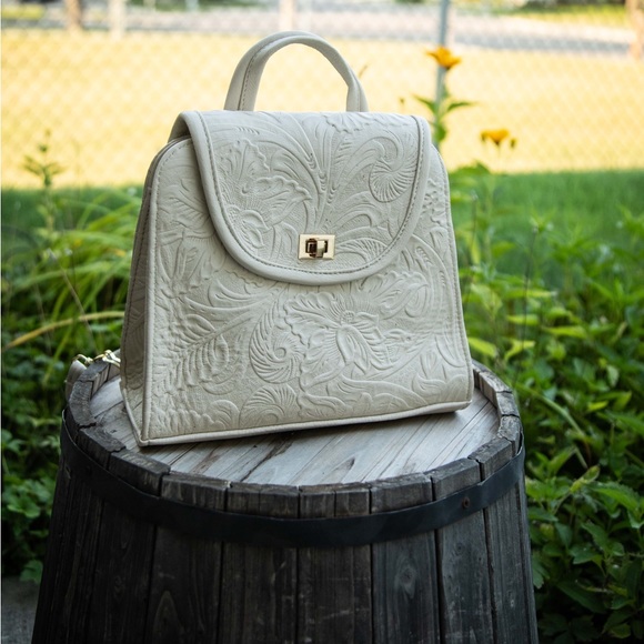 Hand carved genuine leather backpack - Picture 7 of 13